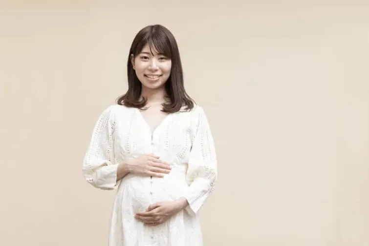 妊娠して嬉しそうな女性