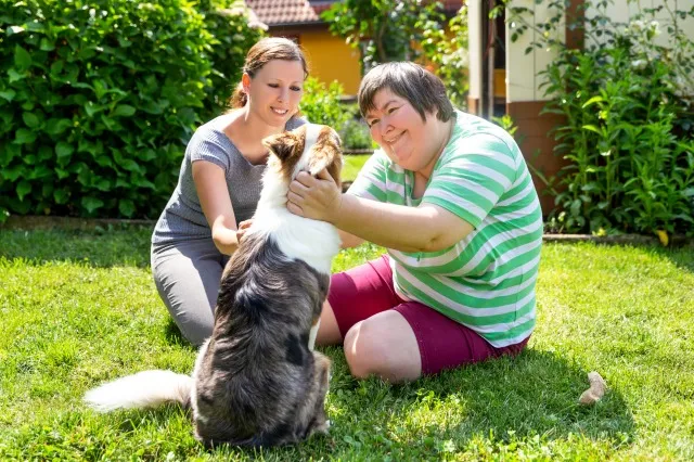 2 番目の女性と伴侶犬を持つ精神障害のある女性